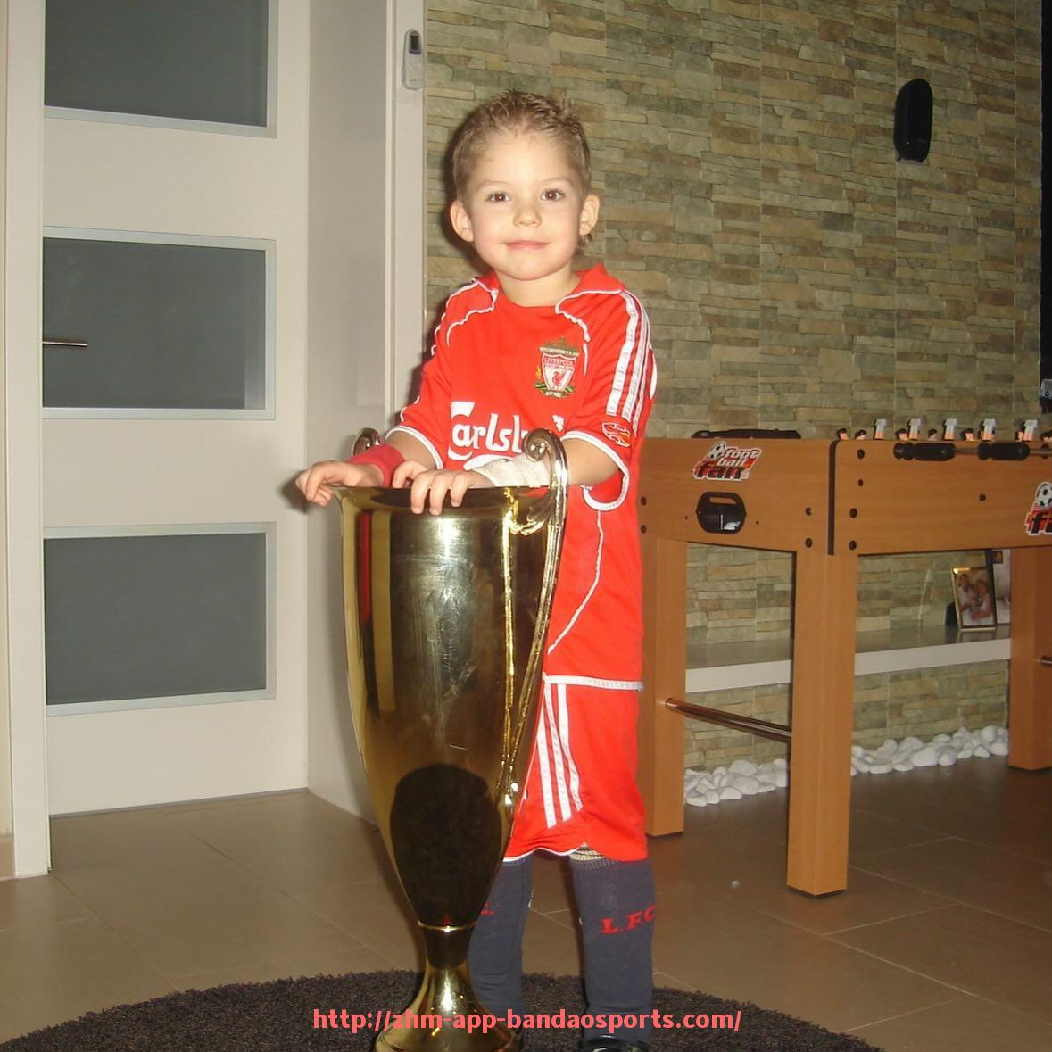 半岛体育app-世俱杯历届球队首发平均年龄对比与趋势研究