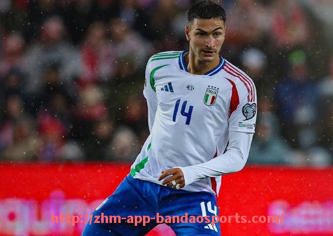 半岛体育app-世俱杯手幅设计精选展示，球迷创意点亮看台现场